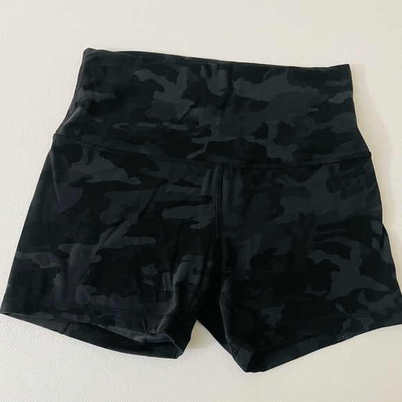 Lulumelon camouflage short size 8 - Picture 2 of 3